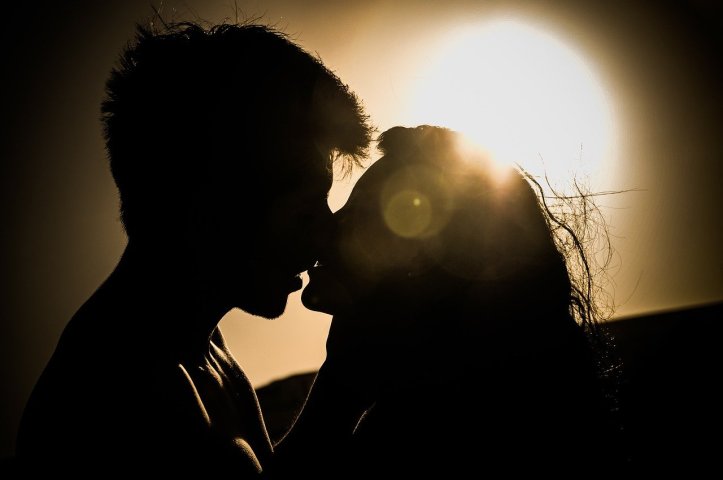 sunset-kiss-pixabay